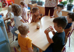 Dzieci degustują przyrządzony sok warzywno-owocowy