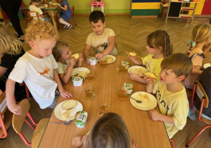 Dzieci pyszną sałatkę jedzą z apetytem