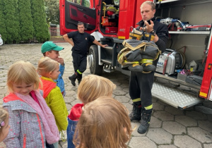 Pan Strażak prezentuje ubranie strażaka - spodnie i buty