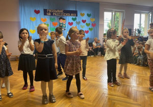 Dzieci z grupy Pszczółek tańczą do piosenki