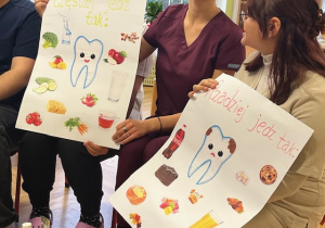 Studenci pokazują planszę o zębach