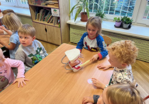 Dzieci uczą się szczotkować zęby na makiecie