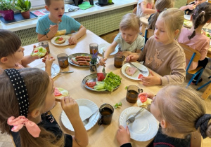 Dzieci jedzą pyszne zdrowe śniadanie