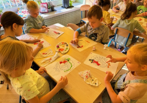 Dzieci malują farbami palcem obrazek