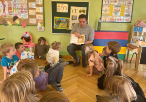 Dzieci oglądają ilustracje w książce
