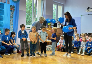 Dzieci otrzymują balony za udział w konkursie "Zgaduj zgadula"