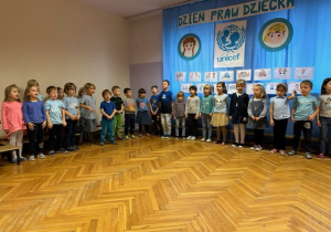 Wszystkie dzieci ubrane na niebiesko śpiewają piosenkę "Prawa dziecka"