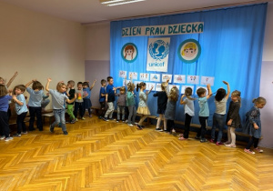 Dzieci tańczą do piosenki "Prawa dziecka"