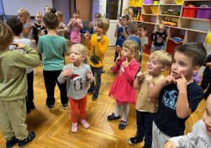 Dzieci tańczą do muzyki w parach