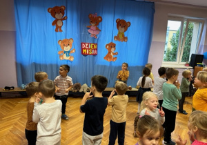 Dzieci tańczą do muzyki w parach