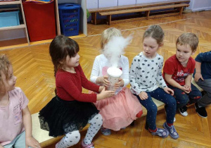 Dzieci obserwują właściwości suchego lodu