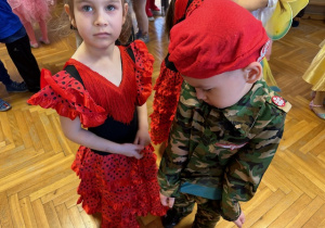 Dziewczynka z chłopcem tańczą razem