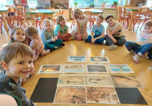 Dzieci poznają ciekawostki o dinozaurach