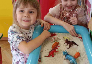 Zabawy sensoryczne piaskiem kinetycznym i figurkami dinozaurów