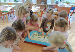 Dzieci tworzą makietę sensoryczną bieguna północnego