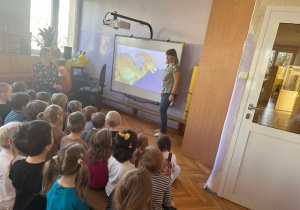 Nauczycielka opowiada o Dinozaurach