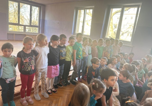 Dzieci z grupy IV recytują wierszyk o Dinozaurze Eryku