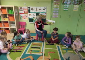 Nauczycielka czyta opowiadanie pt. "Goryl".