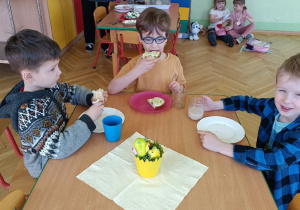 Chłopcy jedzą śniadanie Wielkanocne