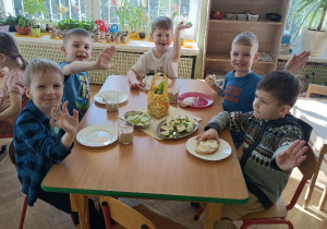 Chłopcy jedzą śniadanie Wielkanocne