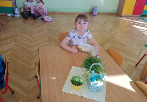 Dziewczynka je śniadanie Wielkanocne