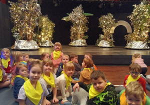 Dzieci z grupy biedronek pozują do zdjęcia na wycieczce do Teatru Muzycznego
