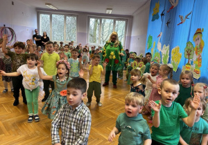 Dzieci stoją śpiewając piosenkę wymachują rękoma