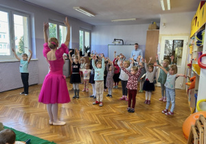 Dzieci wspólnie z panią tańczą układ baletowy