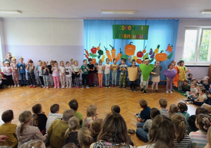 Dzieci z grupy Pszczółek i Biedronek śpiewają piosenkę na powitanie o zdrowiu
