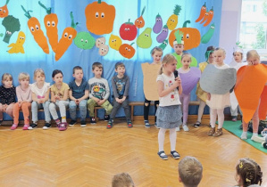 Dziewczynka z Grupy IV recytuje wiersz o warzywach