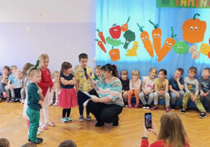Dzieci z grupy Jeżyków recytują wiersze o zdrowym odżywianiu