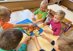 Dzieci trzymają noże drewniane w ręku nóż drewniany