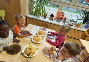 Dzieci jedzą pyszną sałatkę jarzynową