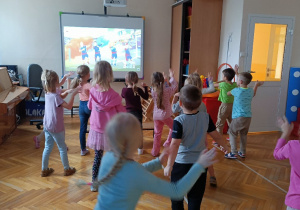 Dzieci naśladują ruchy taneczne