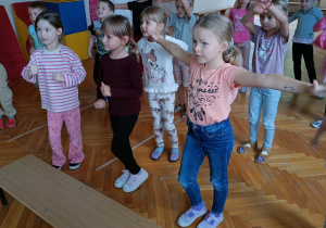 zajęcia muzyczno-ruchowe z wykorzystaniem tablicy multimedialnej