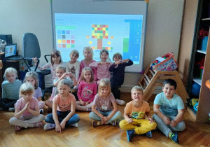 zdjęcie grupowe przy wykonanej przez dzieci pracy