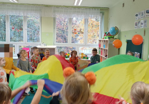 Dzieci podrzucają balony na chuście animacyjnej