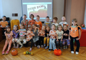 Dzieci pozują do zdjęcia grupowego