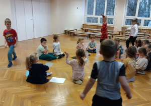 Dzieci bawią się w zabawę pt. Kolorowe Wróżby