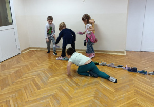 Dzieci wykonują wróżbę pt. Wyścig butów