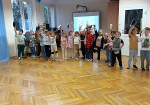 Dzieci wykonują wróżbę pt. rzut szczęścia