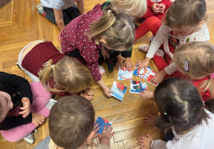 Dzieci składają obrazek pocięty na kilka części