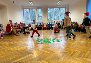 Zadaniem dzieci jest pozbieranie z podłogi jak najwięcej choinek na dany sygnał