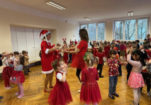 Dzieci tańczą w parach przy muzyce