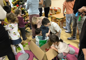 Dzieci wyjmują dekorację na choinkę