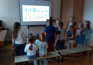 Dzieci naśladują sekwencje ruchów pokazywanych na ekranie ekranie
