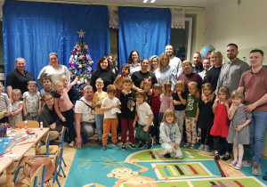 Zdjęcie grupowe na tle wspólnie ubranej choinki