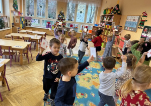 Dzieci chodzą po sali ze swoją samogłoską a na dany sygnał szukają jej w sali