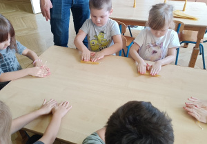 Dzieci samodzielnie wykonują świece