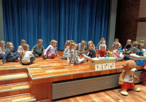 Dzieci pracują w grupach nad wykonaniem zadania